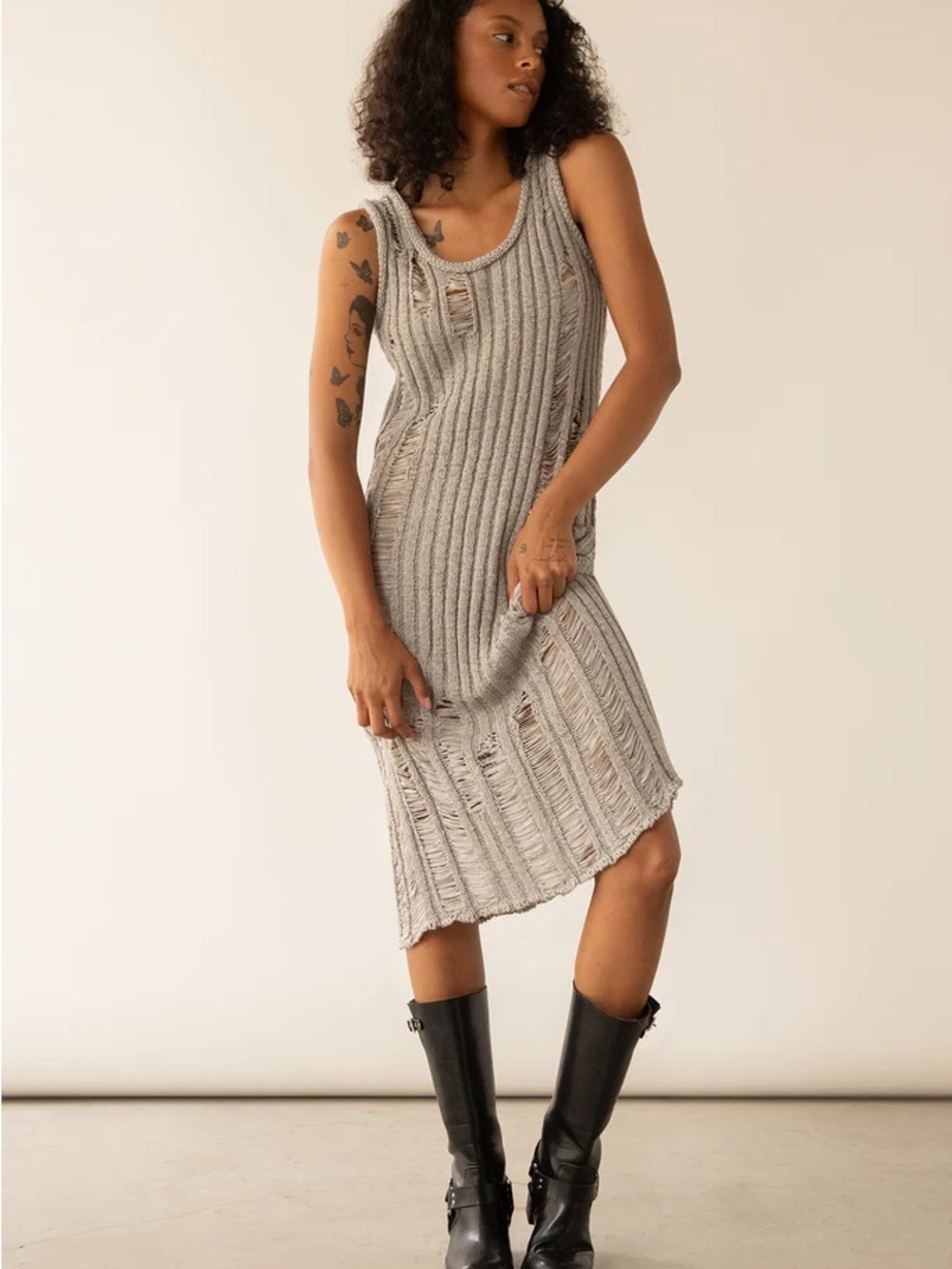 OAK + FORT SLEEVELESS RIB-KNIT DISTRESSED MIDI DRESS | GRAY | SIZE M